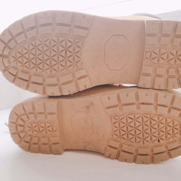 Boots - Picture 5 of 6